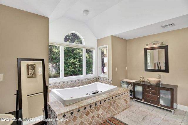 10 Syngle Way, Morganville, NJ 07751