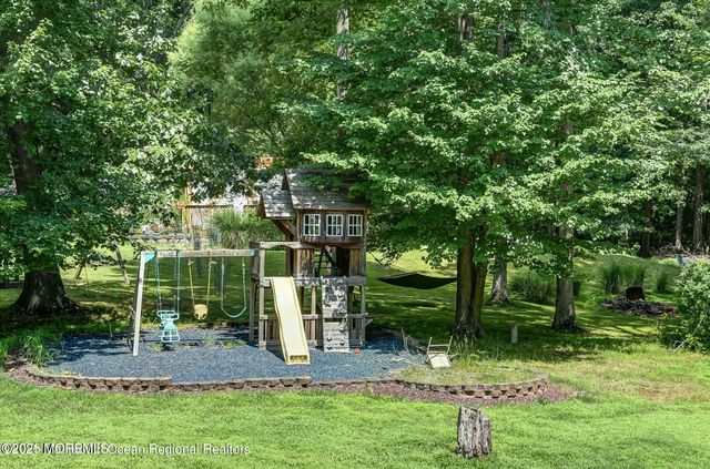 10 Syngle Way, Morganville, NJ 07751