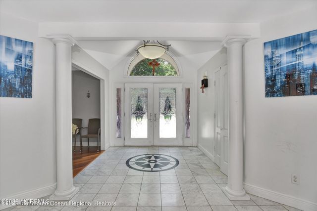 10 Syngle Way, Morganville, NJ 07751