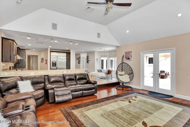 10 Syngle Way, Morganville, NJ 07751