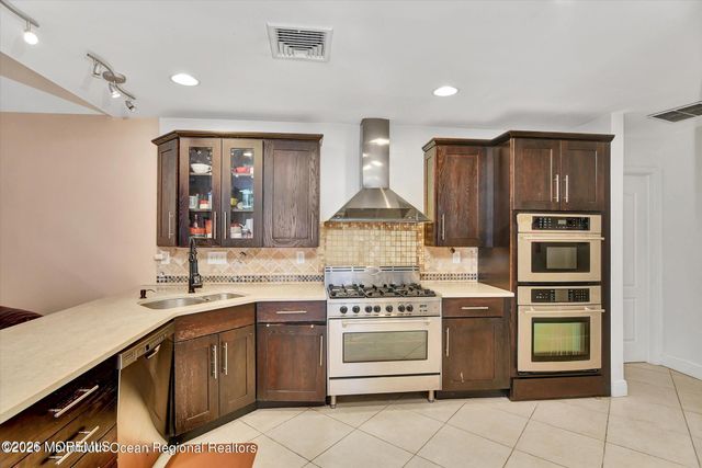 10 Syngle Way, Morganville, NJ 07751