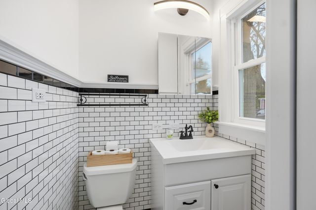 828 Decamp Avenue, Schenectady, NY 12309