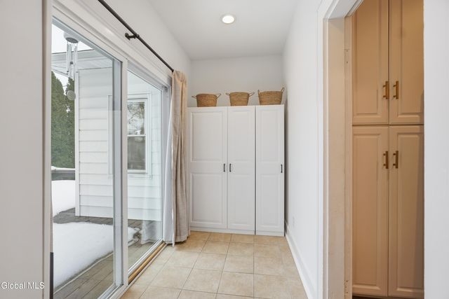 828 Decamp Avenue, Schenectady, NY 12309