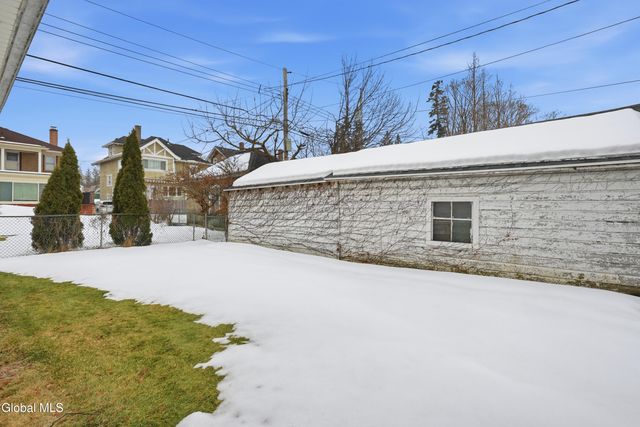 828 Decamp Avenue, Schenectady, NY 12309