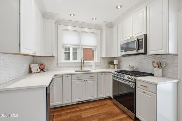 828 Decamp Avenue, Schenectady, NY 12309