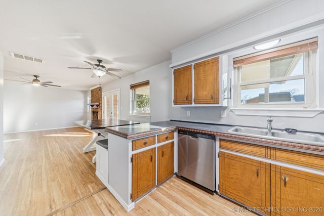 420 E F Street, Jenks, OK 74037