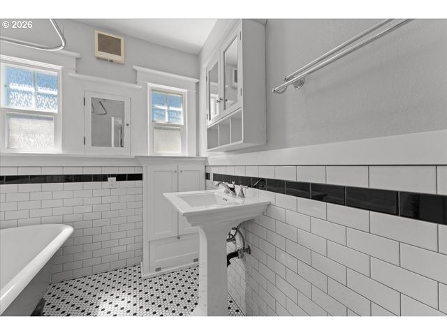 1705 N TERRY St, Portland, OR 97217