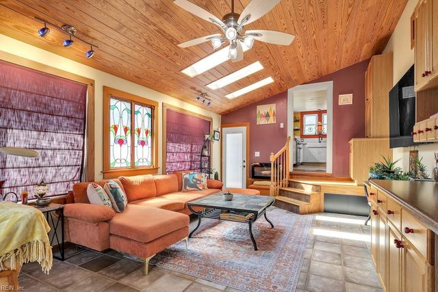 12 N Juniper ST, Hampton, VA 23669