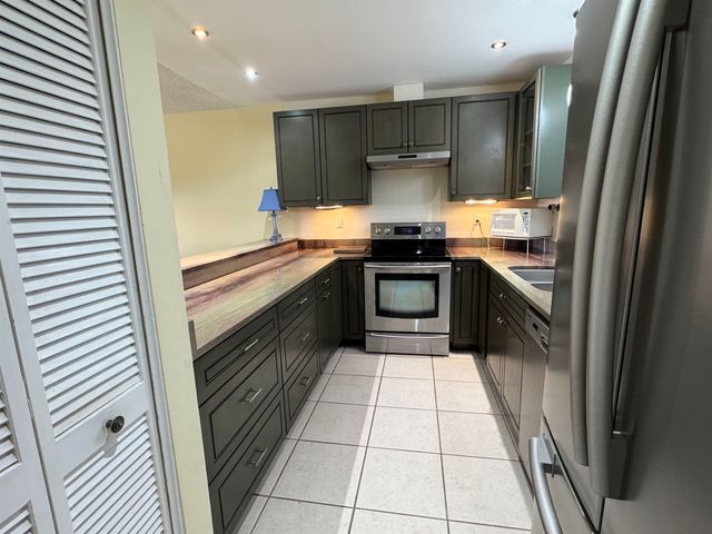 77 Village Del Lago Cir, St Augustine, FL 32080