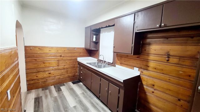 18 Whitney Avenue S, Youngstown, OH 44509