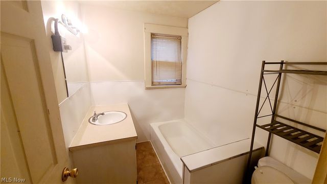 18 Whitney Avenue S, Youngstown, OH 44509