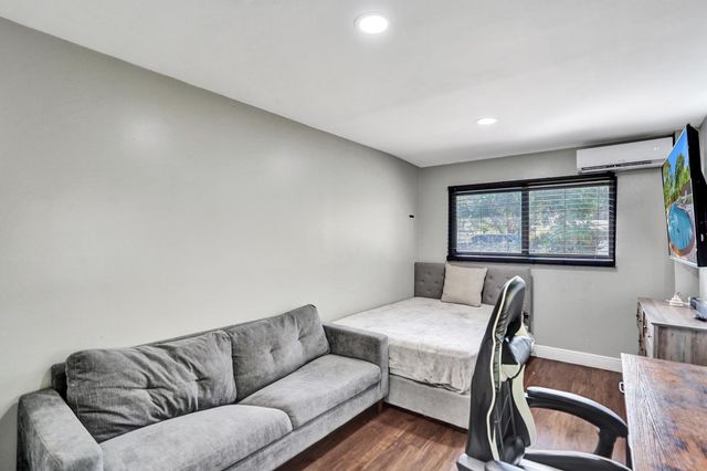 1728 NE 17th Terrace, Fort Lauderdale, FL 33305