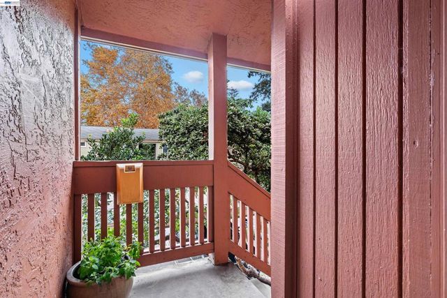 810 Oak Grove Rd 104, Concord, CA 94518