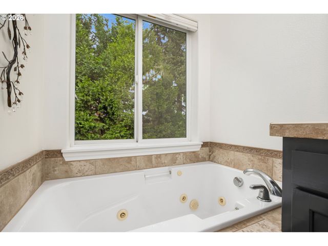 19485 Hummingbird Loop, Oregon City, OR 97045
