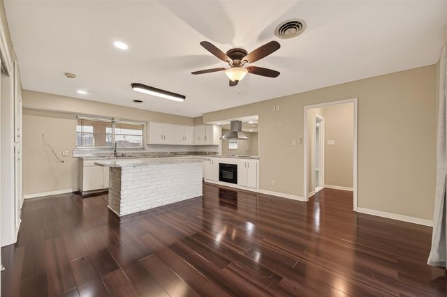 10645 Oak Brook Dr, Houston, TX 77013