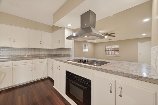 10645 Oak Brook Dr, Houston, TX 77013