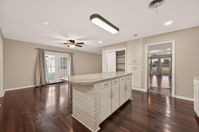 10645 Oak Brook Dr, Houston, TX 77013