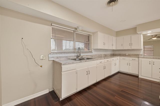 10645 Oak Brook Dr, Houston, TX 77013