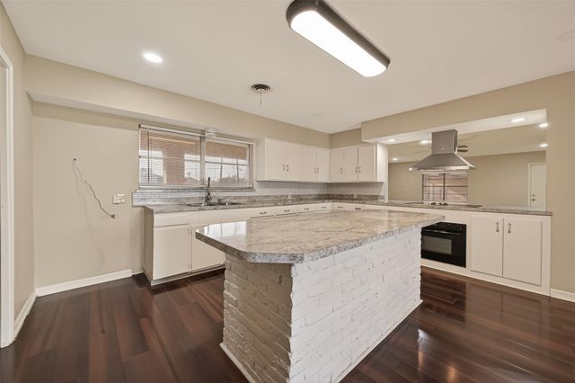 10645 Oak Brook Dr, Houston, TX 77013