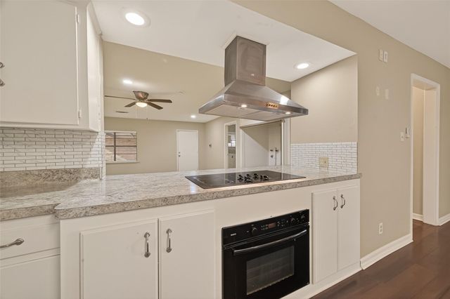 10645 Oak Brook Dr, Houston, TX 77013