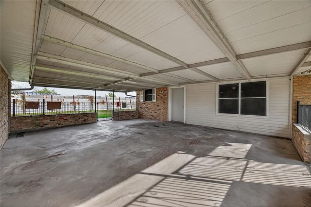 10645 Oak Brook Dr, Houston, TX 77013