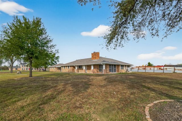 10645 Oak Brook Dr, Houston, TX 77013