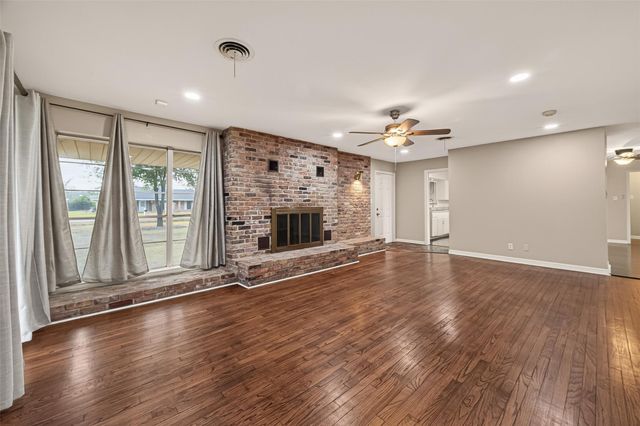 10645 Oak Brook Dr, Houston, TX 77013