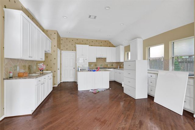 19 S Scarlet Elm Court, The Woodlands, TX 77382