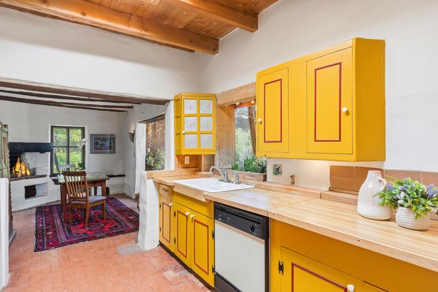 25 Paseo C De Baca, Santa Fe, NM 87507
