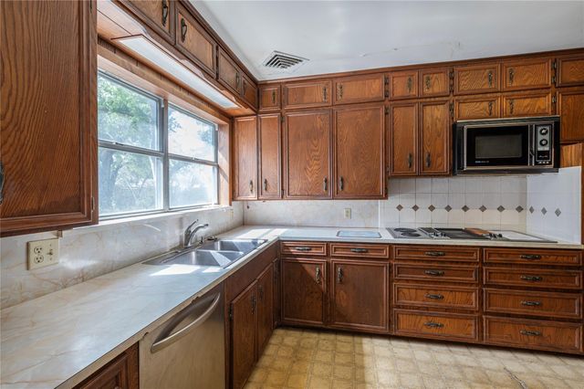 418 E Strand Street, El Campo, TX 77437