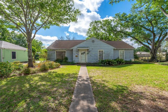 418 E Strand Street, El Campo, TX 77437