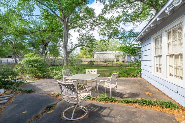 418 E Strand Street, El Campo, TX 77437