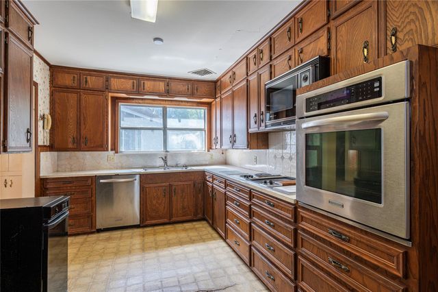 418 E Strand Street, El Campo, TX 77437