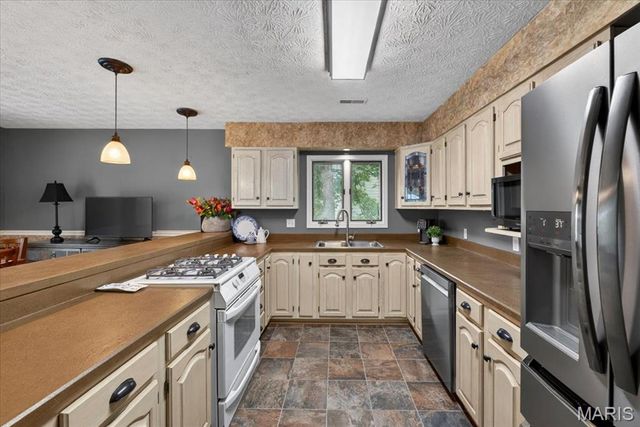 121 Barrett Drive, Swansea, IL 62226
