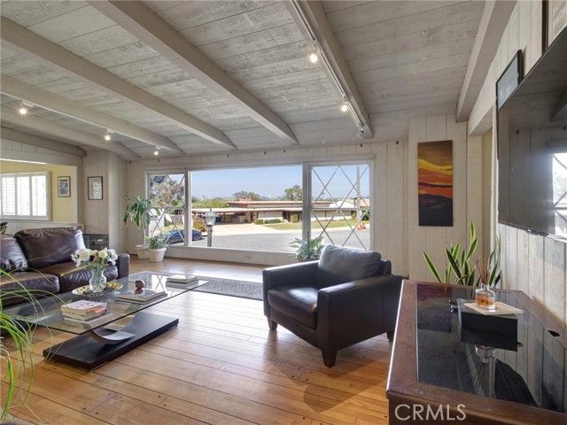 5390 Stillwater Drive, Los Angeles, CA 90008
