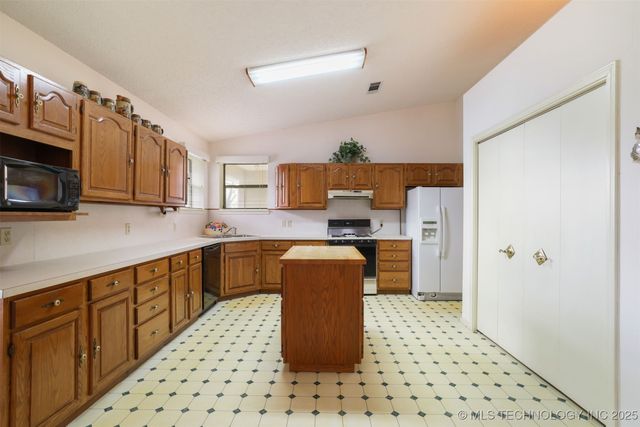 417 Armstrong Academy Road, Bokchito, OK 74726