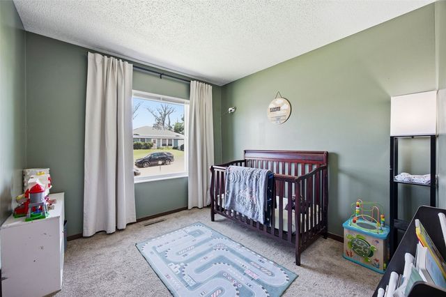 3803 Blue Mound Dr NE, Cedar Rapids, IA 52402