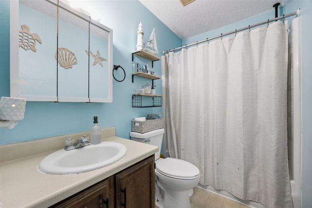 3803 Blue Mound Dr NE, Cedar Rapids, IA 52402