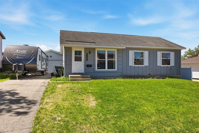 3803 Blue Mound Dr NE, Cedar Rapids, IA 52402