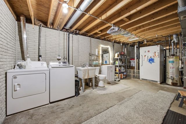 3803 Blue Mound Dr NE, Cedar Rapids, IA 52402
