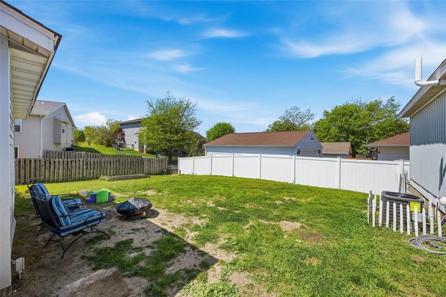 3803 Blue Mound Dr NE, Cedar Rapids, IA 52402