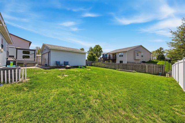 3803 Blue Mound Dr NE, Cedar Rapids, IA 52402