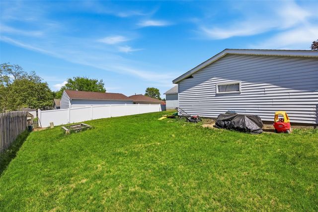 3803 Blue Mound Dr NE, Cedar Rapids, IA 52402