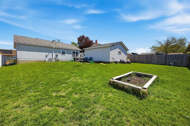 3803 Blue Mound Dr NE, Cedar Rapids, IA 52402