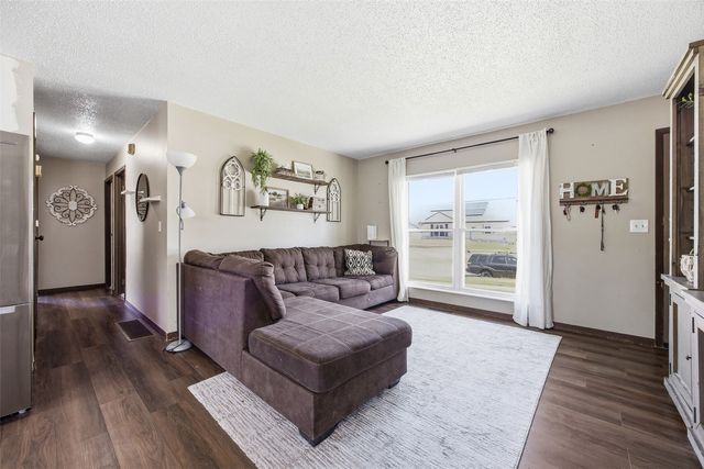 3803 Blue Mound Dr NE, Cedar Rapids, IA 52402