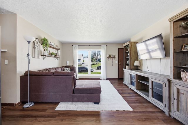 3803 Blue Mound Dr NE, Cedar Rapids, IA 52402