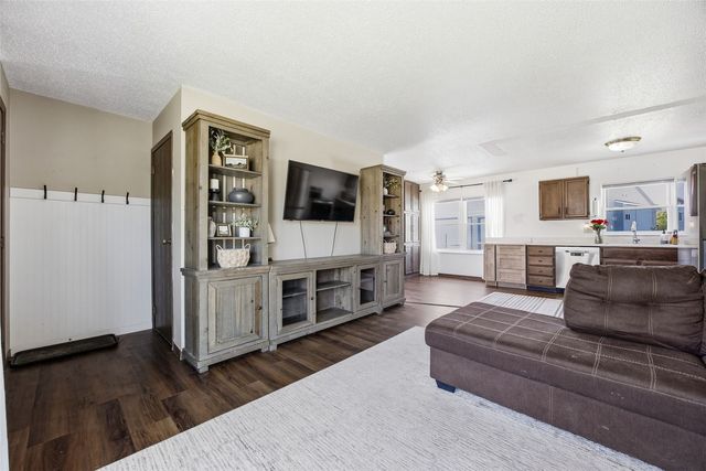 3803 Blue Mound Dr NE, Cedar Rapids, IA 52402