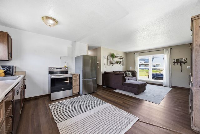 3803 Blue Mound Dr NE, Cedar Rapids, IA 52402