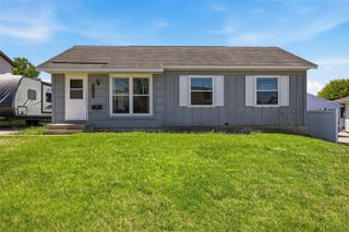 3803 Blue Mound Dr NE, Cedar Rapids, IA 52402