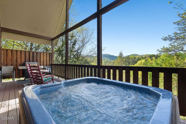 2011 Ridgecrest Loop Lane, Sevierville, TN 37876